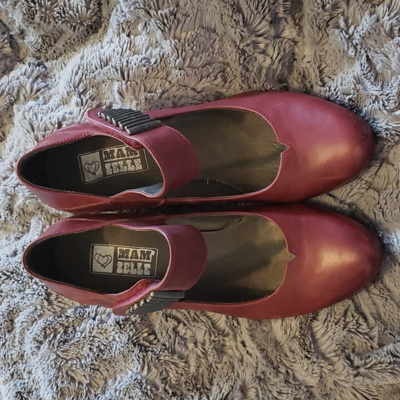 MamZelle Burgundy Wedge Heels - Picture 3 of 4